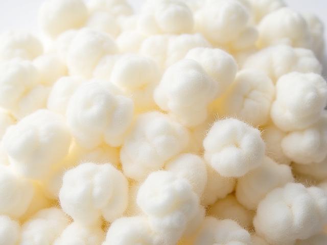 Haufen von roher, ungebleichter Baumwolle, bereit zur Verarbeitung